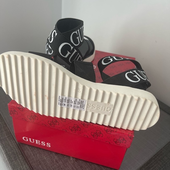 GUESS size 6 BLACK AND WHITE new shoe - Picture 2 of 5